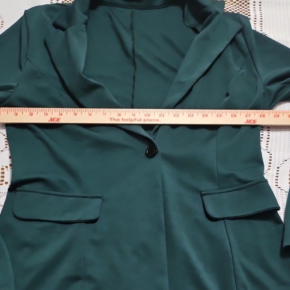 Travel Ready Green Two-Piece Pant Suit - Picture 14 of 16